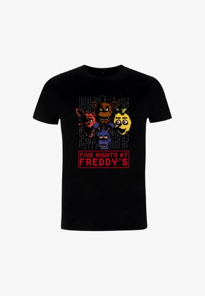 Camiseta negra con caras de animales de dibujos animados coloridos sobre un fondo con patrón digital, con la etiqueta "FIVE NIGHTS AT FREDDY'S" en texto rojo negrita.