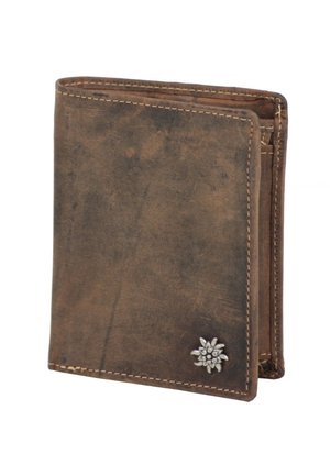 Bruine, versleten leren bi-fold portemonnee met zichtbare stiksels en een klein zilveren bloemenembleem in de rechteronderhoek.