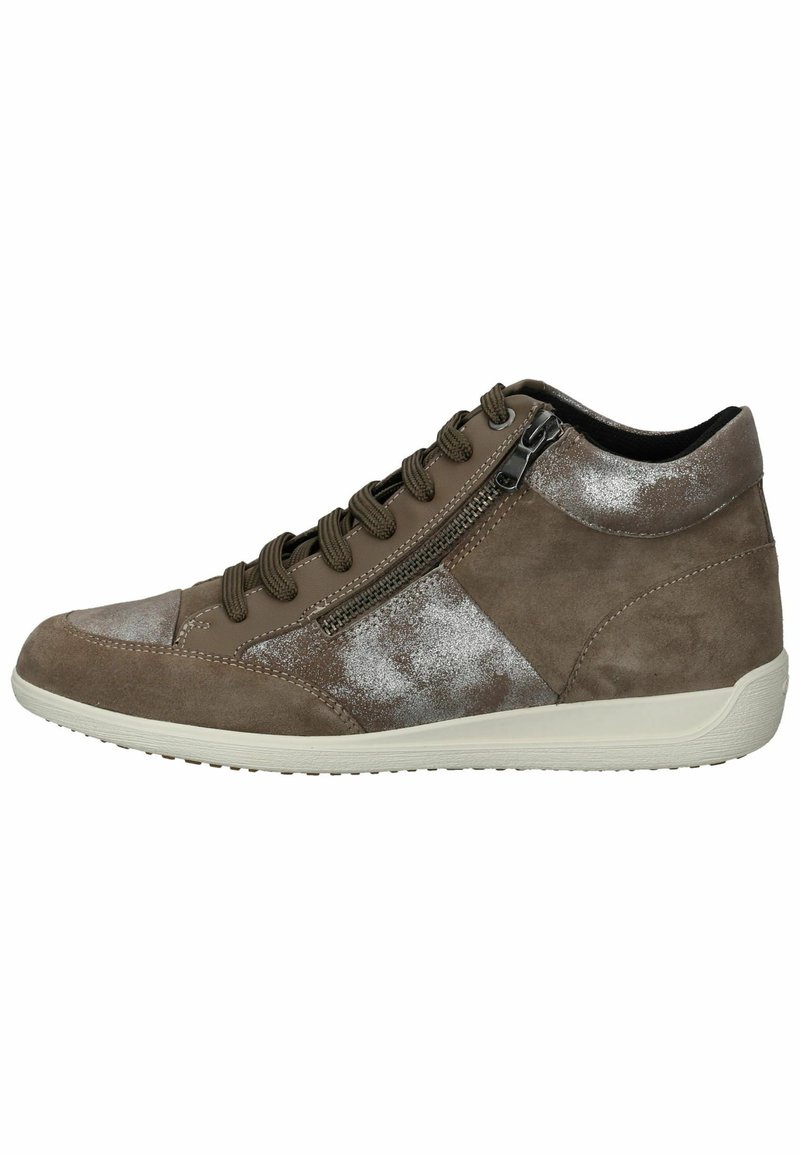 Braune Wildleder-Hochschaft-Sneaker mit einem strukturierten, metallisch silbernen Akzent, runder Zehenform, Frontschnürung, seitlichem Reißverschluss und weißer Gummisohle.