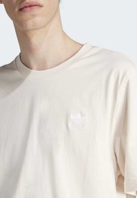 adidas Originals TREFOIL ESSENTIALS - T-shirts med print - white