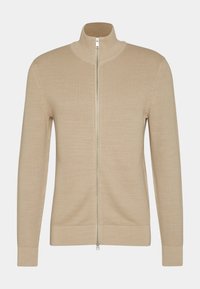 Beżowy sweter z prążkowanego dzianiny z pełnym zamkiem błyskawicznym, wysokim kołnierzem i długimi rękawami, prezentowany na jednolitym jasnoszarym tle.