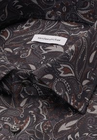 Camicia scura con motivo intricato di paisley in tonalità argento e marrone, realizzata in tessuto testurizzato, con etichetta seidensticker e bottoni neri.