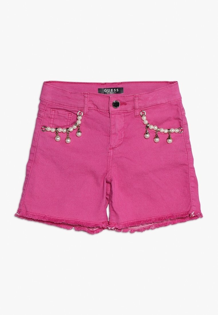 Short en denim rose avec ourlets effilochés et décorations en chaînes de perles suspendues aux poches avant, marqué d'une étiquette Guess à la taille.