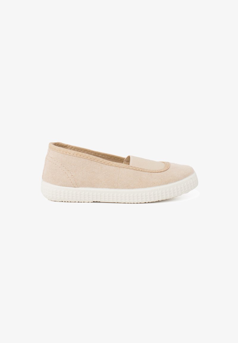 Chaussure slip-on beige clair en toile, dotée d'un bout arrondi et d'une semelle en caoutchouc blanc texturé pour une meilleure adhérence.