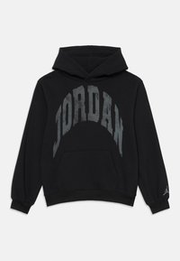 Čierna mikina s kapucňou s nápisom "JORDAN" v šedej oblúkovitej abecede, predná klokanka, rebrované manžety a malé logo na rukáve.