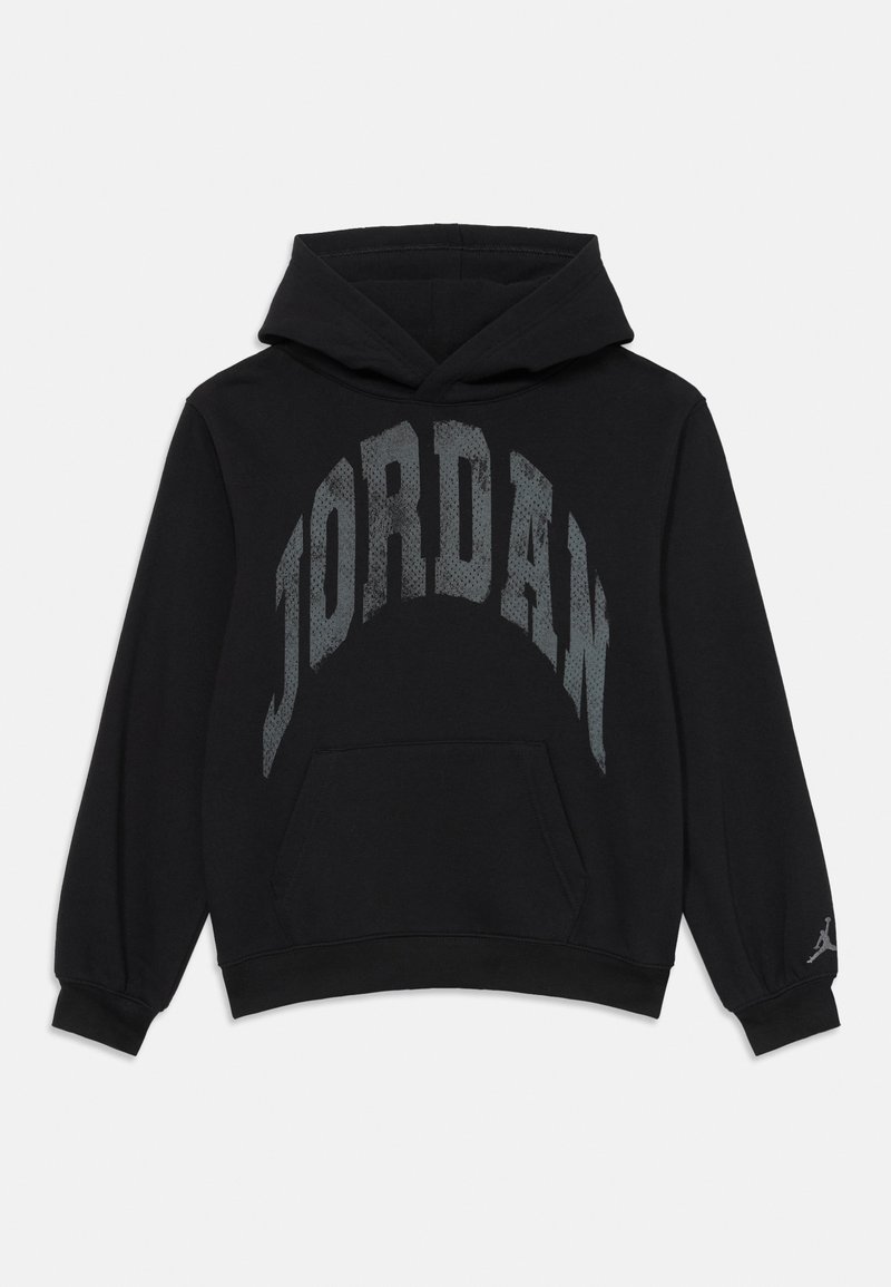 Čierna mikina s kapucňou s nápisom "JORDAN" v šedej oblúkovitej abecede, predná klokanka, rebrované manžety a malé logo na rukáve.