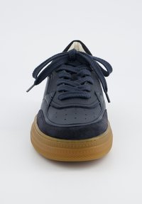 Sneaker blu navy con tomaia in pelle liscia e suede, punta rotonda, suola in gomma spessa e chiusura con lacci caratterizzati da una texture.