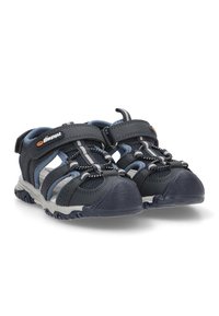 Sandalias infantiles de color azul marino fabricadas con materiales de malla y goma, que cuentan con correas ajustables, cordones elásticos y suelas de goma texturizadas.