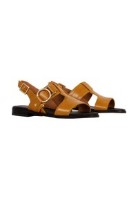 Bruine leren sandalen met een platte zwarte zool, open teen ontwerp en een verstelbare enkelriem met een ronde metalen accent.