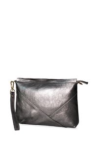 Borse a clutch in pelle di un grigio metallico scuro. Presenta una chiusura con zip, un cinturino laterale per il polso e un motivo geometrico diagonale sul davanti.