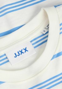 Λευκό και ανοιχτό μπλε ριγέ γιακάς πουκάμισου με ετικέτα της μάρκας JJXX και ετικέτα μεγέθους S στο εσωτερικό του λαιμού.