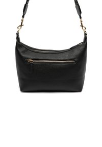 Sac à bandoulière en cuir noir avec surface texturée, fermeture zippée sur le dessus et poche zippée à l'avant. Doté de quincaillerie en ton doré et d'une sangle réglable.