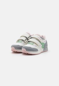 Lätta sneakers som har en blandning av vit läder, grå mocka och pastell gröna samt lila accenter. Dubbla kardborreband för en säker passform.
