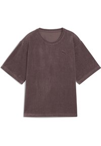 Lilla fløjl kortærmet T-shirt med en ribbet tekstur og et lille broderet logo i en mørkere nuance.