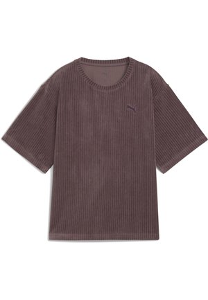 Paarse corduroy T-shirt met korte mouwen, voorzien van een geribbelde textuur en een klein geborduurd logo in een donkere tint.