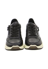 Zwarte leren sneakers met zwarte veters, zijritsen en dikke witte zolen, gezien van voren op een witte achtergrond.