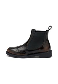 Botín Chelsea de cuero marrón con detalles de brogue, paneles laterales elásticos y una pestaña para facilitar el calzado. Punta redondeada y suela de goma.
