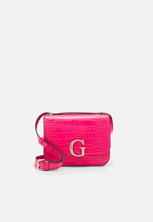 Sac bandoulière en cuir à texture de crocodile rose avec sangle réglable et grand emblème argenté "G" sur le rabat frontal.