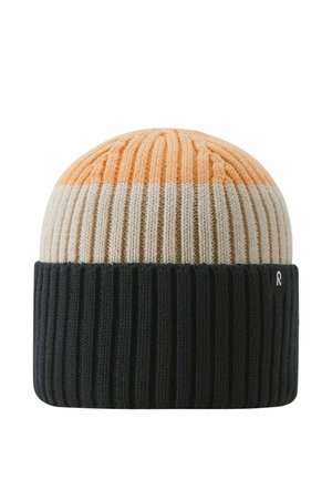 Dziergana prążkowana czapka z trzema kolorowymi blokami: brzoskwiniowa góra, beżowe środkowy fragment i czarna podwinięta krawędź z małą metką z logo.