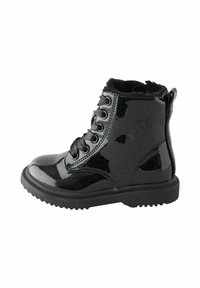 Schwarzer Lackleder-Stackelboot mit strukturiertem Finish, Fleece-Futter, Schnürverschluss und einer Gummisohle mit robustem Profil.