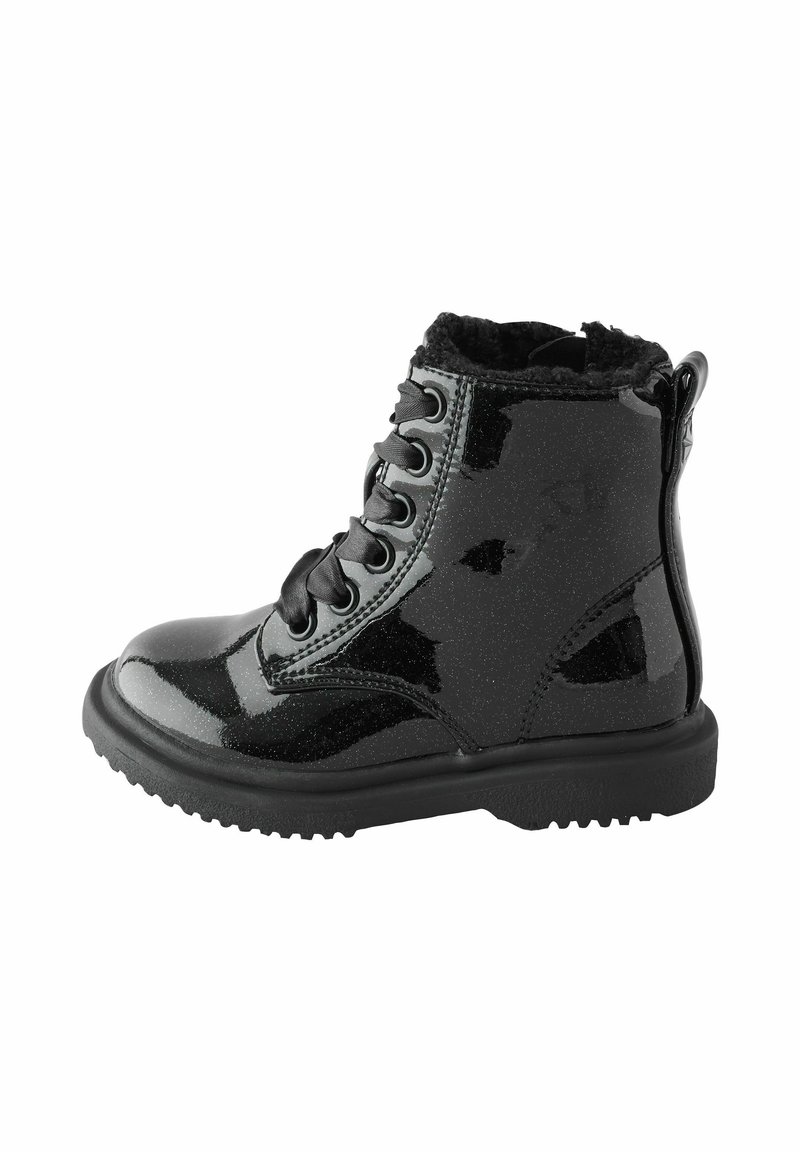 Schwarzer Lackleder-Stackelboot mit strukturiertem Finish, Fleece-Futter, Schnürverschluss und einer Gummisohle mit robustem Profil.