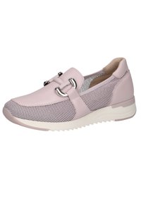 Sneaker rosa chiaro con tomaia in pelle liscia, pannelli in rete e una fibbia argentata in accentuazione. Presenta una suola in gomma bianca con un motivo a zigzag.