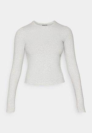 Jasnoszara, długorękawowa koszulka z miękkiego, teksturowanego materiału, z okrągłym dekoltem i dopasowanym krojem.