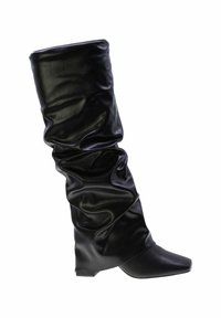 Stivale in pelle nero, morbido, al ginocchio, con punta quadrata e tacco basso, isolato su sfondo bianco.