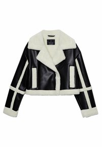 Chaqueta de imitación cuero negro recortada con cuello de borreguillo blanco y acentos, que presenta solapa muescada y dos bolsillos frontales.