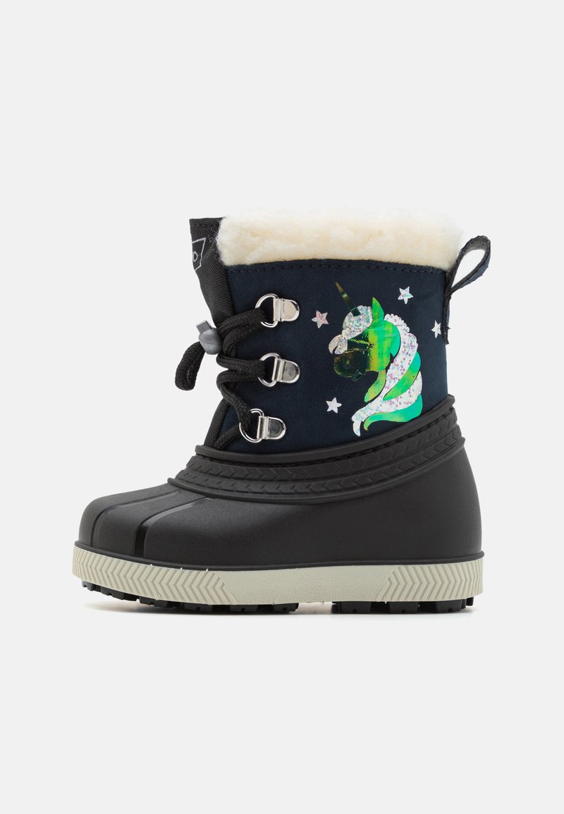 Schwarzer Winterstiefel mit einem weichen, cremefarbenen Fellfutter, das ein Einhorn-Motiv und silberne Sterne auf einem navy Hintergrund zeigt. Harte Gummisohle.