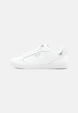 Valkoiset tennarit, jotka on valmistettu keinonahasta ja joissa on teksturoitu valkoinen pohja sekä metallinhohtoinen hopeinen koriste kantapäässä. Kaareva muotoilu ja nauhat.