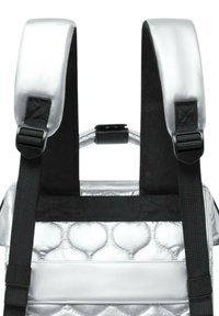 Silberne gesteppte Stoff-Rucksack mit schwarzen Riemen und Schnallen. Verfügt über gepolsterte Schulterriemen und einen oberen Griff für einfaches Tragen.