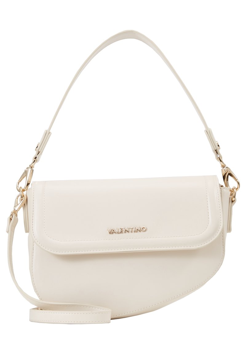 Krämfärgad läderhandväska med klaffstängning, justerbar axelrem och detaljer i guld. Har en sydd kant och logotypdetalj.