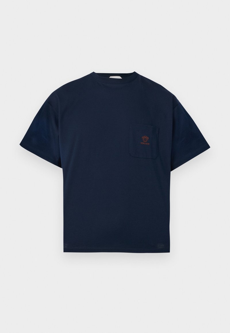 T-shirt blu navy a maniche corte con scollo rotondo e taschino sul petto con piccola testa di Medusa rossa e logo Versace.
