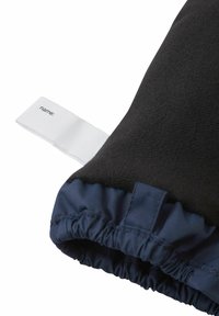 Czarna rękawica z polaru z granatowym mankietem z tkaniny, elastycznym marszczeniem i białą metką z napisem „name:” w kolorze niebieskim. Miękka faktura i dopasowany krój.