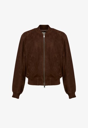 Barna szarvasbőr bomberdzseki elején cipzárral, bordázott gallérral, mandzsettákkal, szegéllyel és ferde első zsebekkel, fehér háttéren.