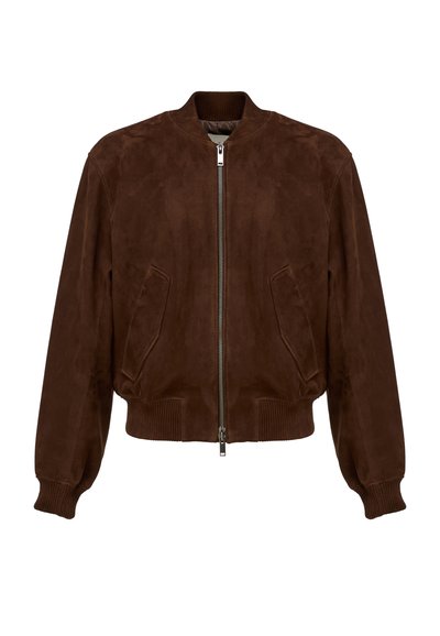 Braune Bomberjacke aus Wildleder mit Frontreißverschluss, geripptem Kragen, Bündchen, Saum und schrägen Fronttaschen vor weißem Hintergrund.