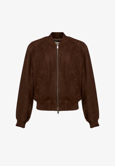 Braune Bomberjacke aus Wildleder mit Frontreißverschluss, geripptem Kragen, Bündchen, Saum und schrägen Fronttaschen vor weißem Hintergrund.