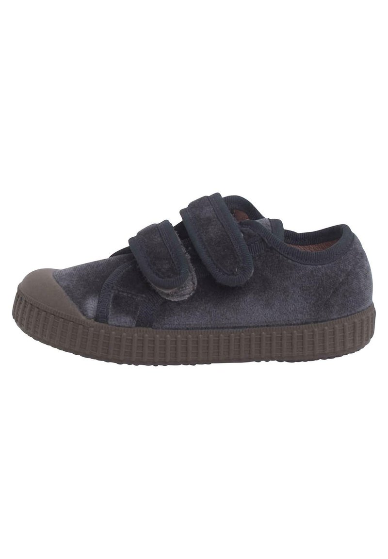 Scarpe in velluto blu navy con due cinturini regolabili in Velcro, punta rotonda in gomma e suola testurizzata marrone scuro. Rivestimento interno morbido.