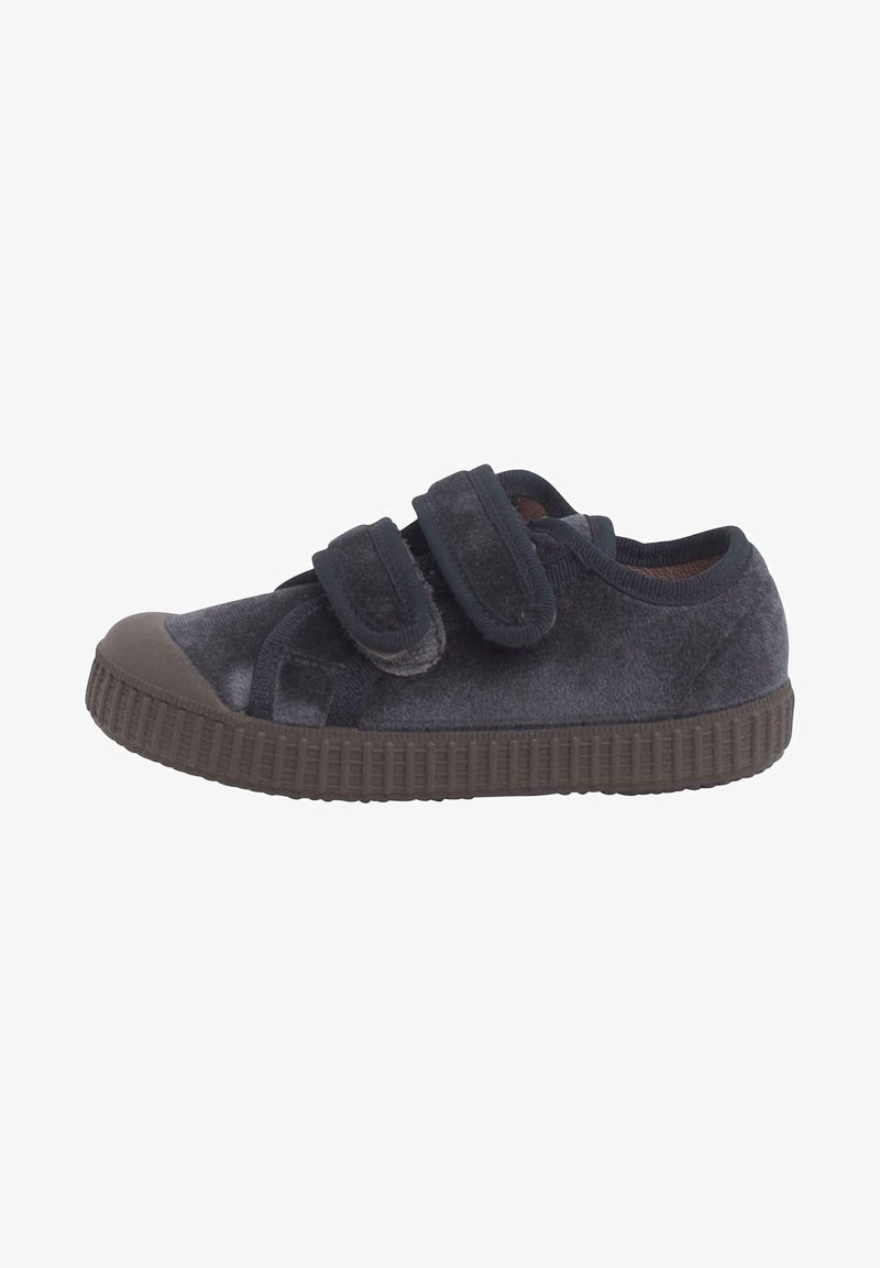 Chaussures en velours bleu marine avec deux sangles Velcro ajustables, bout rond en caoutchouc et semelle texturée marron foncé. Doublure intérieure douce.
