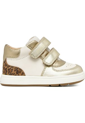 Witte kindersneaker met gouden bandjes en accenten, luipaardprint patch op de hiel en witte rubberen zool.
