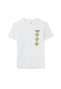 Camiseta blanca de algodón con texto negro que dice "DANGER ZONE" y tres signos de advertencia amarillos que muestran gráficos de un sol, una palmera y agua.