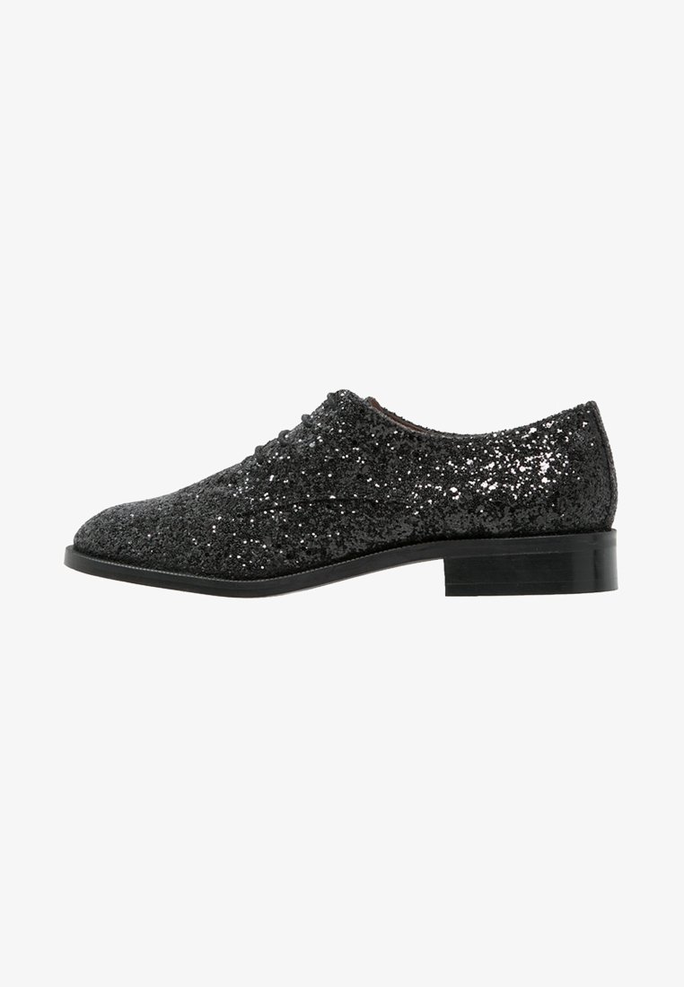 Chaussure Oxford noire pailletée à lacets avec petit talon bloc et bout arrondi, vue de côté sur fond blanc.