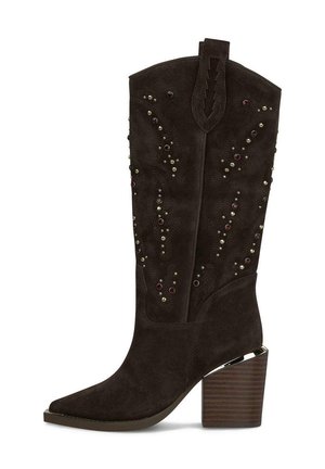 Bota de cowboy de ante marrón oscuro con tacón de bloque de madera apilado y tachuelas metálicas decorativas dispuestas en patrones en la caña.