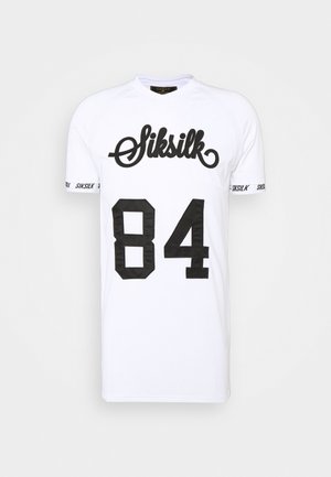 Biała koszulka z krótkim rękawem z czarnym napisem "Siksilk" i dużą czarną cyfrą "84" z przodu. Materiał wydaje się oddychający i ma teksturowane wykończenie.