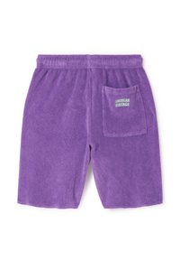 Shorts en éponge violet avec une ceinture élastique et une poche arrière ornée du texte "American Vintage" en vert clair.