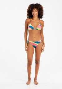 Färgglad bikini med en triangulär topp och förslutning i sidan; har livliga geometriska mönster i rosa, blått och gult. Slät textur.