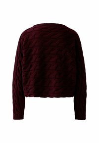 Pull en tricot bordeaux avec un motif en vagues texturé, des manches longues et un col rond avec des poignets et un ourlet côtelés.