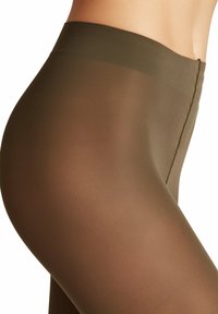 Doorzichtige, olijfgroene panty met een gladde textuur en een lichte glans. Heeft een hoge tailleband en een verticale naad aan de zijkant.