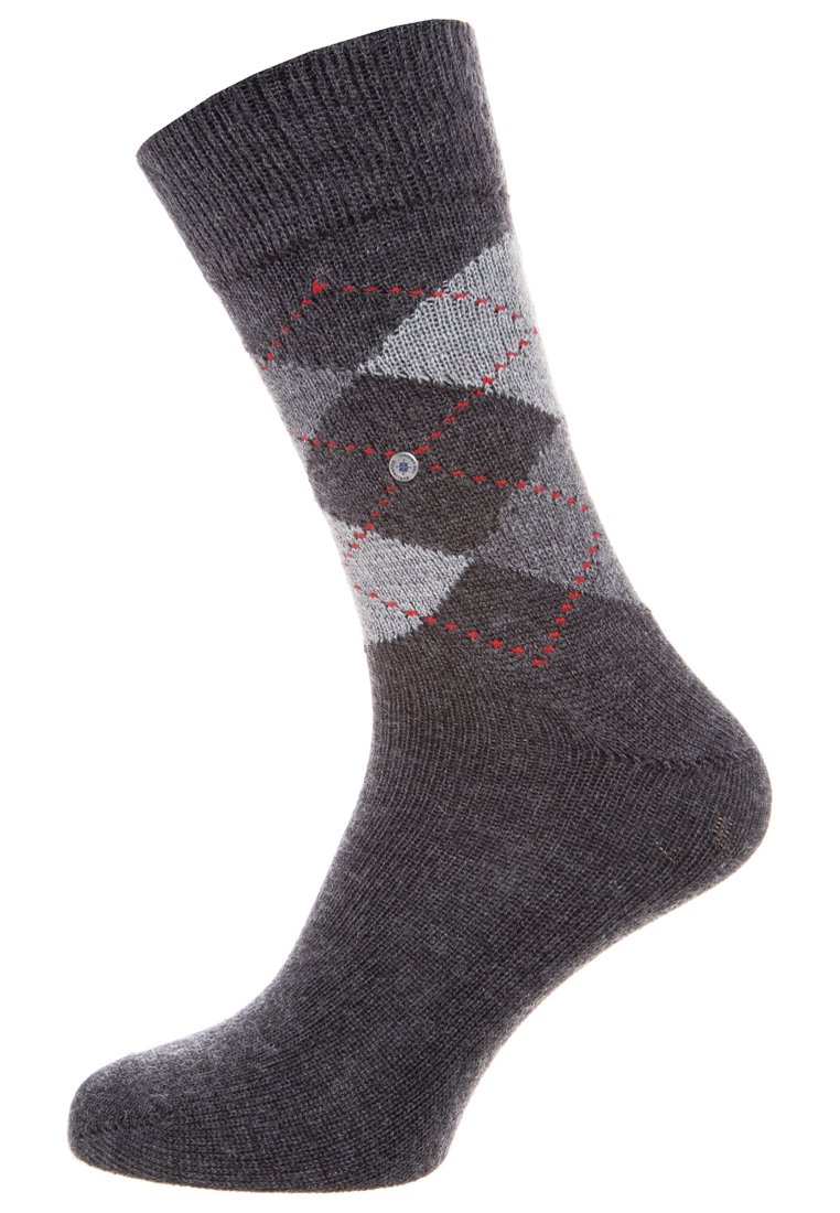 Graue Argyle-Socken mit einem Diamantmuster in Hellgrau und Schwarz, akzentuiert mit roten Nähten. Weiches Material mit geripptem Bündchen.
